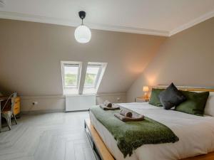 巴洛赫Westertonhill Lodges的一间卧室配有一张床,上面有两条毛巾
