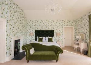 斯莱恩Boyne House Slane的一间卧室配有绿色的床和绿色沙发