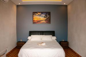 坎古Berawa Homestay的一间卧室配有一张壁画床