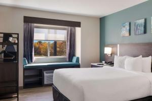 克拉里恩MainStay Suites Clarion, PA near I-80的一间设有大床和窗户的酒店客房