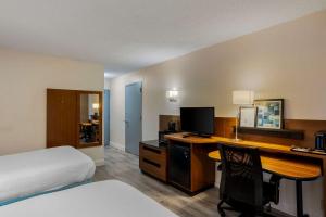 劳雷尔山Comfort Inn & Suites Mt Laurel-Philadelphia的酒店客房配有一张床和一张带电脑的书桌