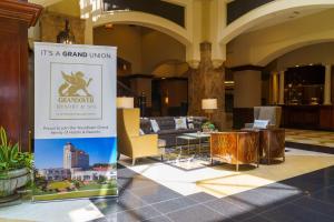 格林斯伯勒Grandover Resort & Spa, a Wyndham Grand Hotel的大堂设有带沙发的豪华客厅
