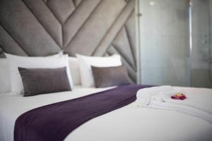 勒斯滕堡Lefa Boutique Hotel的一间卧室配有带毛巾的床