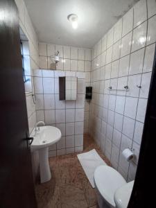 约恩维利Recanto Boa Vista的白色的浴室设有水槽和卫生间。