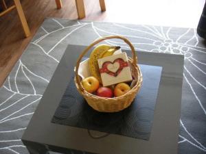 宁多夫PAR7b "Haus Miramar" App Rothmund的坐在桌子上的一篮水果