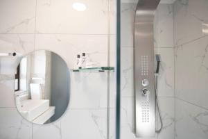 勒斯滕堡Lefa Boutique Hotel的设有带镜子和水槽的淋浴的浴室