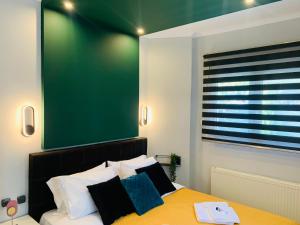 卡瓦拉eliTe deluxe的卧室位于床上方,设有绿板