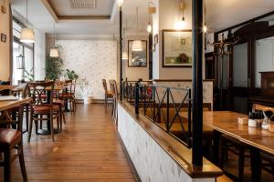 弗尔赫拉比根多尔夫酒店的一间带木桌椅的餐厅和一间酒吧