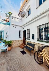 马拉加Casita 10 Málaga, holiday home with roof terrace的停在大楼前的自行车