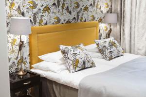 赫尔辛基Hotel Bastian的一间卧室配有一张带两个枕头的床
