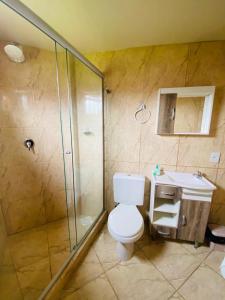 卡内拉RESIDENCIAL BORGES CANELA的带淋浴、卫生间和盥洗盆的浴室