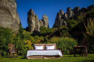 卡兰巴卡皮尔格斯阿达奇迪酒店的卧室,在岩石前设有一张床