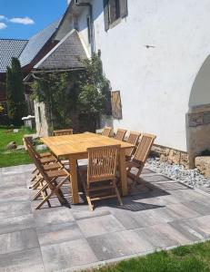 勒什Baroque villa near Bled - Resort Vidmar的一张木桌和四把椅子围在里面