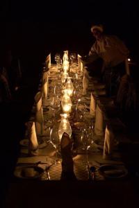 AlldaysMogalakwena River Lodge的一张长桌子和酒杯