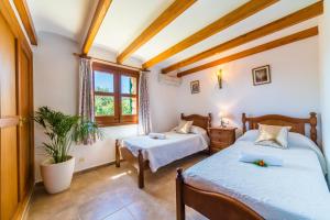 埃尔波特Ideal Property Mallorca - Moli的一间卧室设有两张床和窗户。