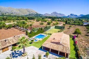 埃尔波特Ideal Property Mallorca - Moli的享有带游泳池和网球场的房屋的空中景致