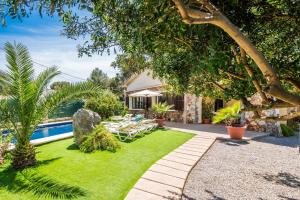 阿尔库迪亚Ideal Property Mallorca - Villa Jardi的一个带游泳池和房子的花园