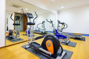 马略卡岛帕尔马守护神酒店的健身房,室内配有几辆健身自行车