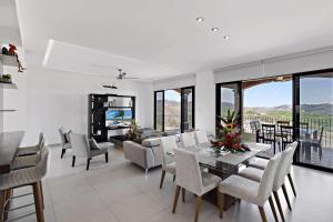 巴希利托Bougainvillea 4315 PH- Luxury 3 Bedroom Ocean View Resort Condo的客厅配有桌椅