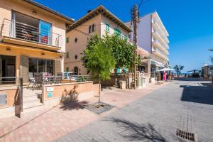 坎皮卡福特Ideal Property Mallorca - Bosset Platja的人行道上一条有建筑物和树的街道