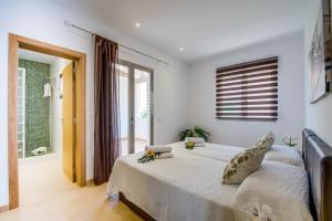 坎皮卡福特Ideal Property Mallorca - Bosset Platja的一间卧室设有两张床和窗户。