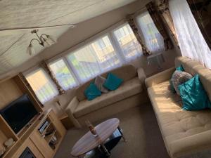 LincolnshireBUTLINS SKEGNESS, 3 Beds, Pet Friendly - The Paddock的带沙发和电视的客厅