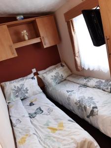 LincolnshireBUTLINS SKEGNESS, 3 Beds, Pet Friendly - The Paddock的小房间设有两张床和窗户