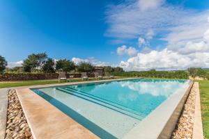 马纳科尔Ideal Property Mallorca - Pleta 8 PAX的庭院内带椅子的游泳池