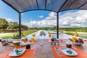 马纳科尔Ideal Property Mallorca - Pleta 8 PAX的享有泳池景致的户外餐桌
