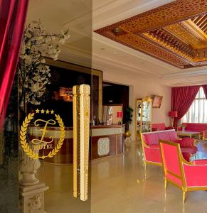 梅克内斯Z Hotel Meknes的客厅两张照片,配有红色椅子和时钟