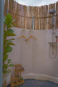 Mon JamSkypruek Luu Hlee ลุฮลี的墙上设有木衣架的浴室