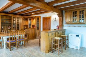 Hoz de AneroCasa Rural La Magdalena的厨房配有木制橱柜和桌椅