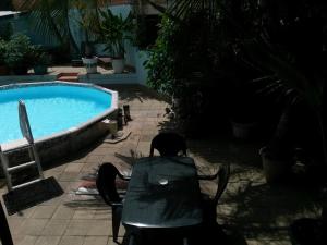 帕拉马里博奥博格旅馆的游泳池旁的桌椅