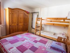 瓦卢瓦尔Appartement Valloire, 2 pièces, 6 personnes - FR-1-263-500的一间卧室配有两张双层床和一张床