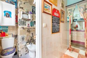 加的斯Habitaciones La Pepa的客房内设有带卫生间和盥洗盆的浴室