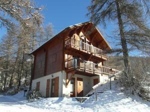 莱索尔ChaletauxOrres au pied des pistes et skis aux pieds的小木屋 - 带阳台