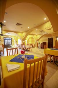 加利布港Marina view port ghalib的用餐室配有黄色的桌椅