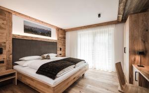 布拉伊埃斯Biohof Untergröber的一间卧室设有一张大床和一个窗户。