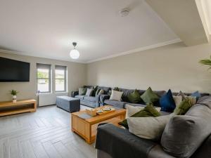 巴洛赫Westertonhill Lodge 4 Newbuild with Hot Tub Option的带沙发和电视的客厅