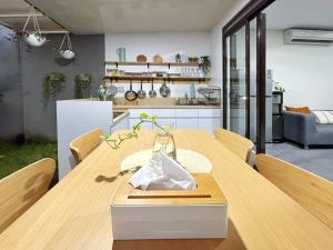 PadalarangLarisa Homestay Syariah的厨房里设有1间带木桌的用餐室