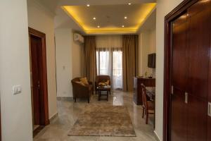 亚历山大AIFU Hotel El Montazah Alexandria的走廊上设有带沙发和桌子的客厅