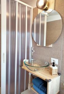 桑格罗堡Casa Serena的一间带水槽和镜子的浴室