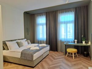 杰尔Hotel Domus Collis的卧室配有一张床、一张书桌和窗户。