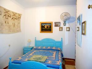 加的斯Habitaciones La Pepa的一间位于客房内的蓝色床卧室