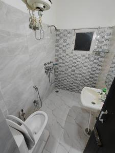 钱德加尔Chandigarh home的一间带卫生间和水槽的浴室
