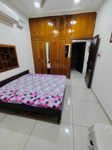 钱德加尔Chandigarh home的卧室配有一张床