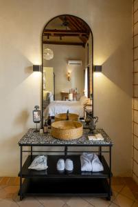 卡塔赫纳Privado Selfservice Boutique Rooms的一间带水槽和大镜子的浴室