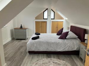 波斯考尔Surfers Lodge - Rest Bay, Porthcawl的阁楼上的卧室配有一张大床