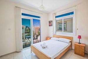 普罗塔拉斯Villa Attis的一间卧室设有一张床和一个大窗户