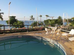 福塔莱萨Particular Golden Beira Mar的一个带椅子的游泳池,享有海景